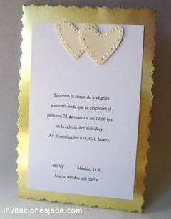 Invitaciones de boda doradas con corazones